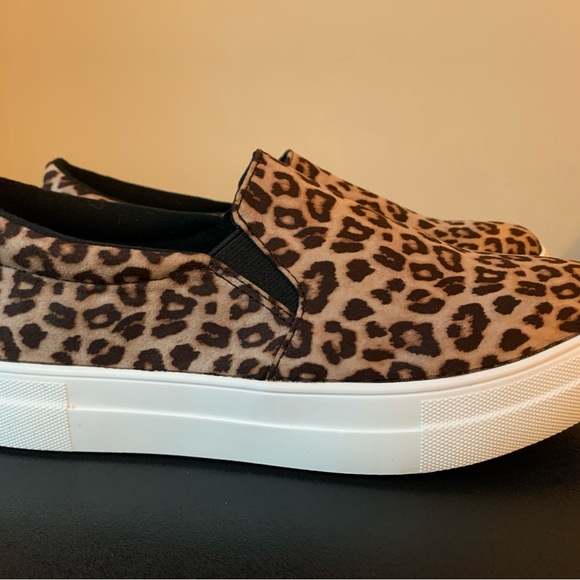 HP 🥳 Leopard Canvas slip on W/Memory foam insert - Picture 2 of 3